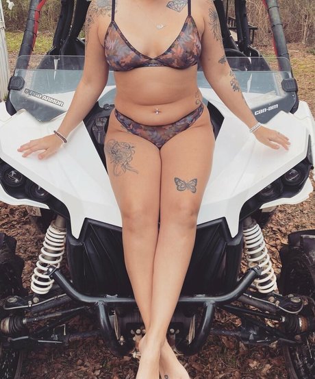 hotblondie95 model top pic