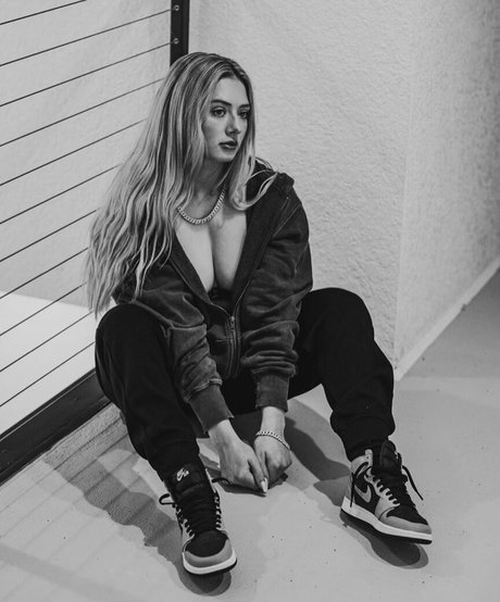 Miranda Cohen adult model picture