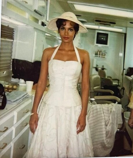 Halle Berry star naked images