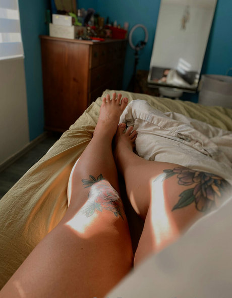 feetloretta free model photos