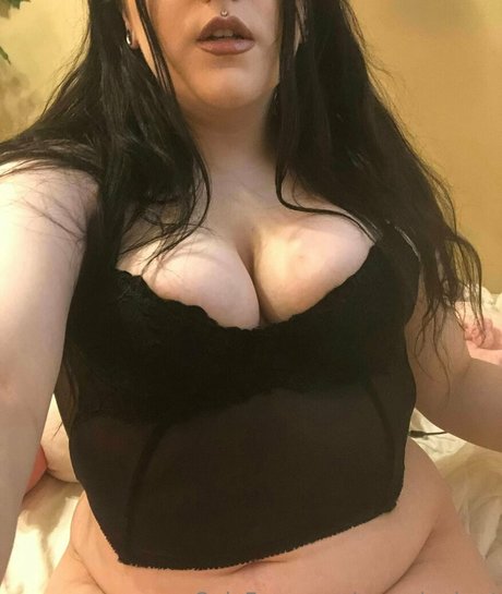 moaningbrat model perfect photos