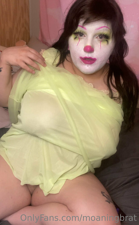 moaningbrat nude model pics