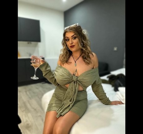 Char MacXOX star nudes photo