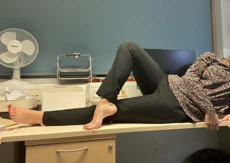 solearchfeet model erotic pic