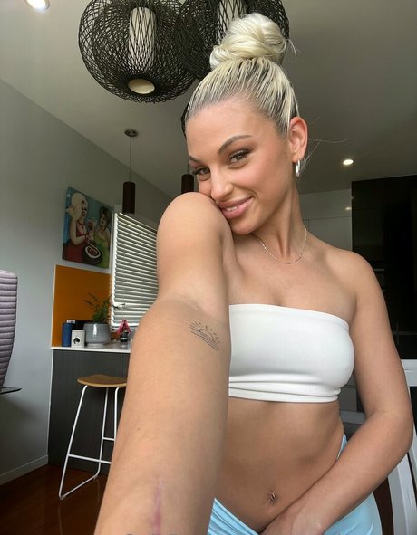 Desree Barnes model naked images