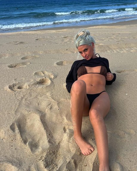 Desree Barnes model erotic image