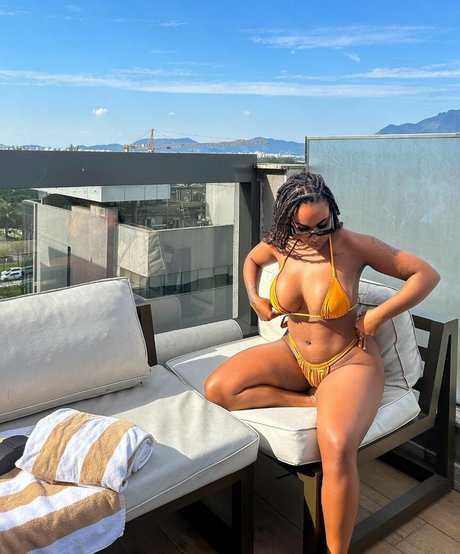 Flaviane Vasconcelos star top galleries