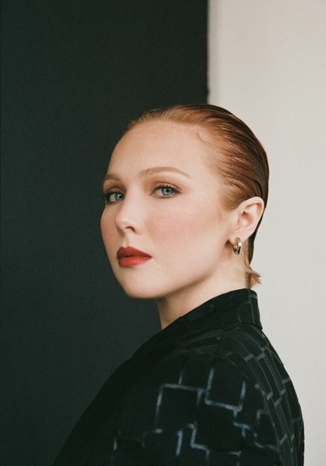 Molly Quinn model art pic