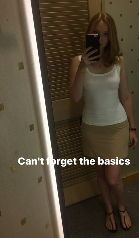 Molly Quinn exclusive actress img