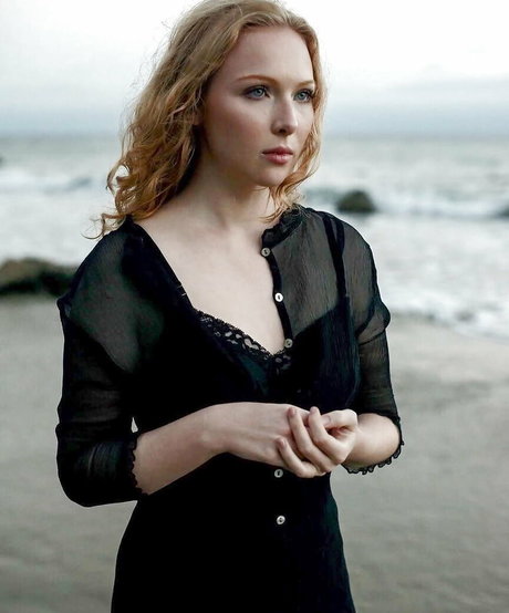 Molly Quinn model pic