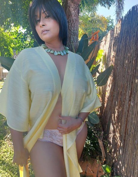 Aiysha Saagar nude model archive