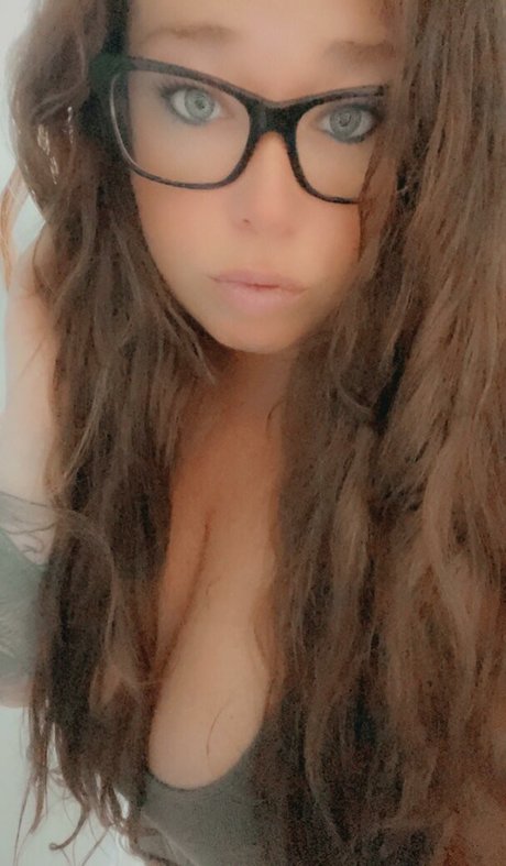 Ivy Mia beautiful actress img