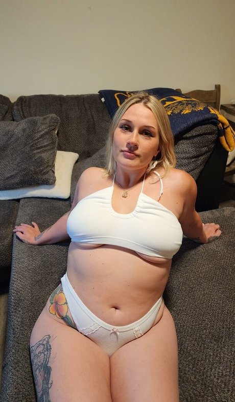 S and K porn model picture