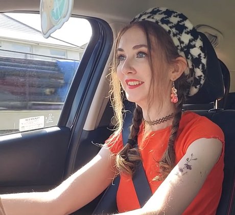 VisualSounds1 hot model photo