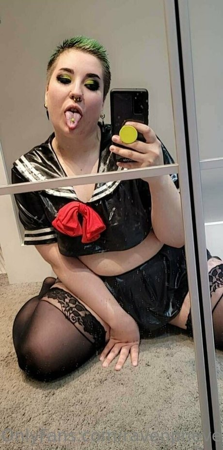 ravenpnevermore naked model image