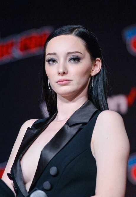Emma Dumont hd pornstar images