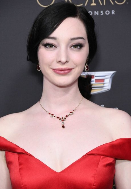 Emma Dumont model hd pic