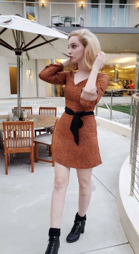 Emma Dumont model perfect pic