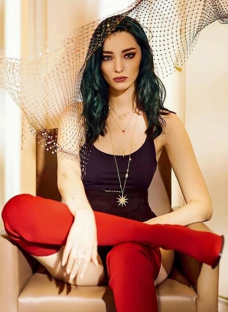 Emma Dumont star art archive