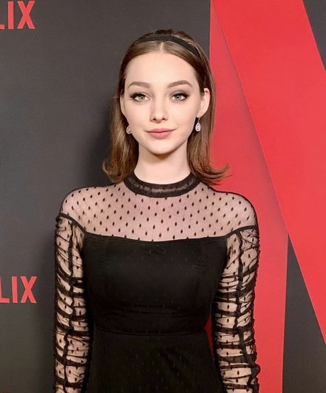 Emma Dumont sex star img