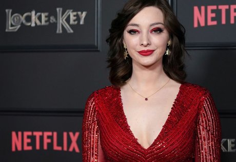 Emma Dumont star adult img
