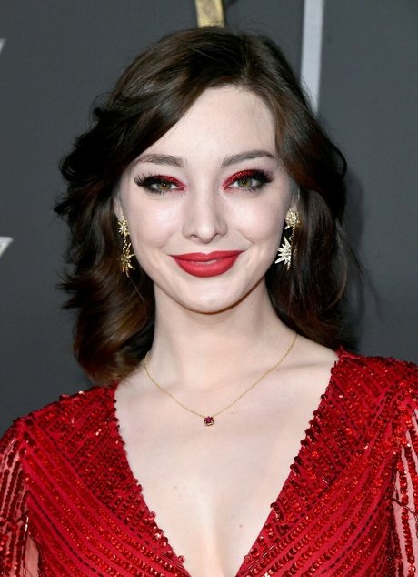 Emma Dumont star best image