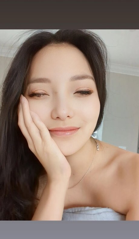 asian blonde onlyfans sexy pic