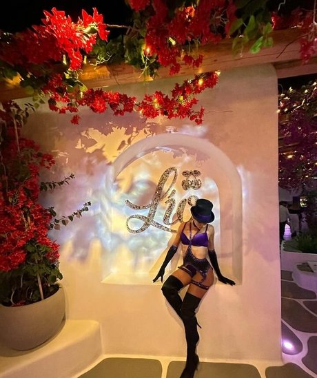 Carlotad26 model top pic