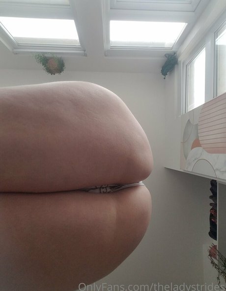 giantessgingerofficial model sexy pic