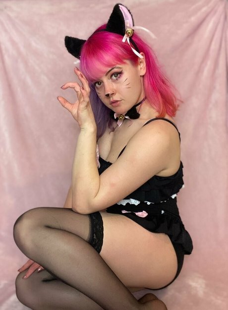 momocoloured actress picture