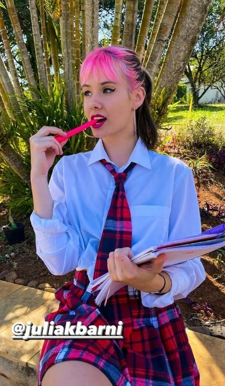 Juliakbarni model best images