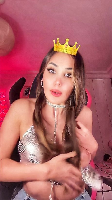 Kardelen Toprak star hot photos