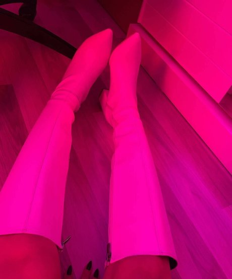 Kardelen Toprak art actress pictures