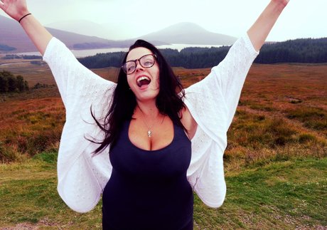 Kinsey Osborn naked actress pictures