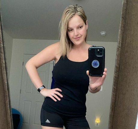 HealthyHappyFitandProud model xxx photo