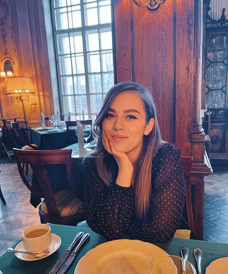 HoneyGirl model hot image