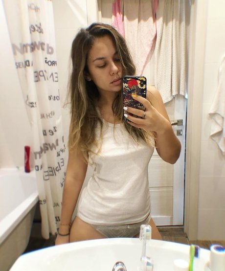 HoneyGirl model free pic