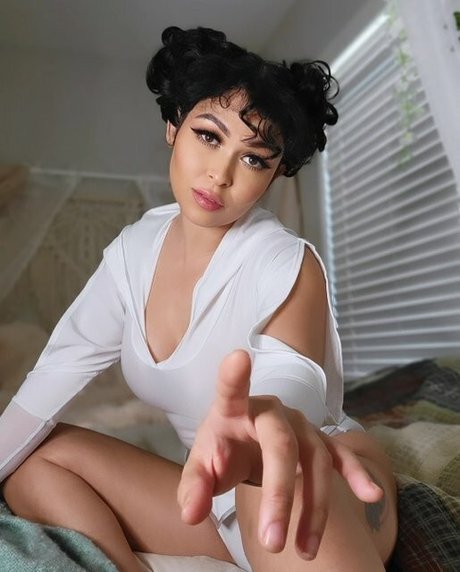 Pinksaltmoon high quality model picture