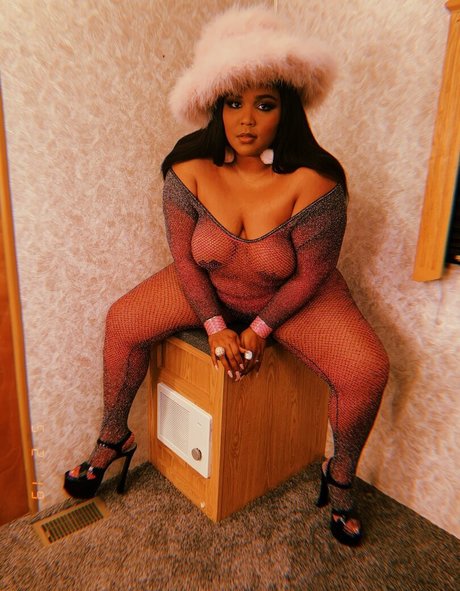 Lizzo perfect model pics