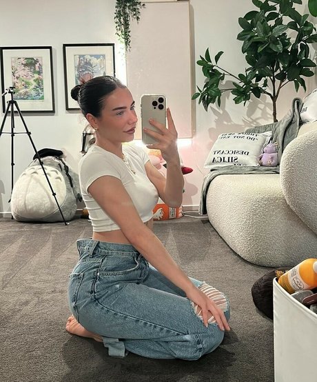 Paladinamber nude model image