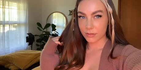 Paladinamber model naked image