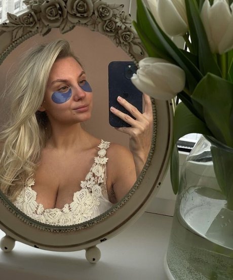 mature wife onlyfans pornographic image