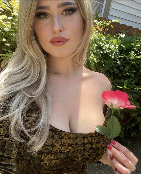 Hollyhawthorne pornstar nudes pics