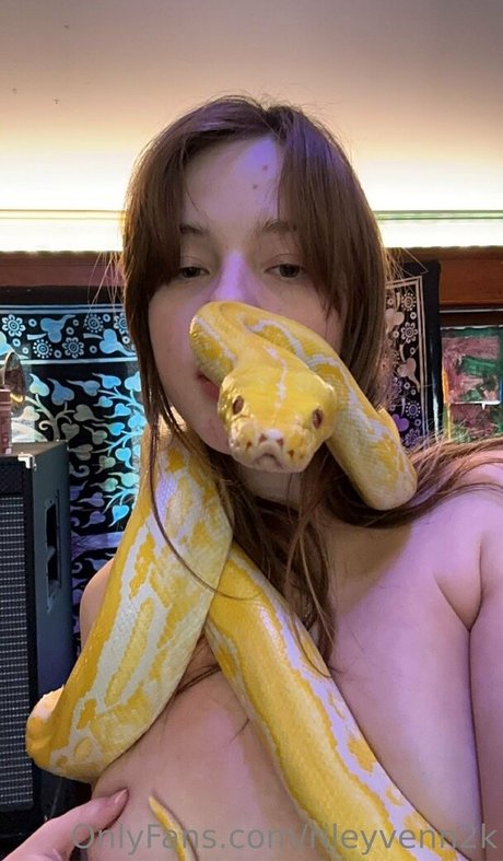 snaakecharmerr pretty pornstar image