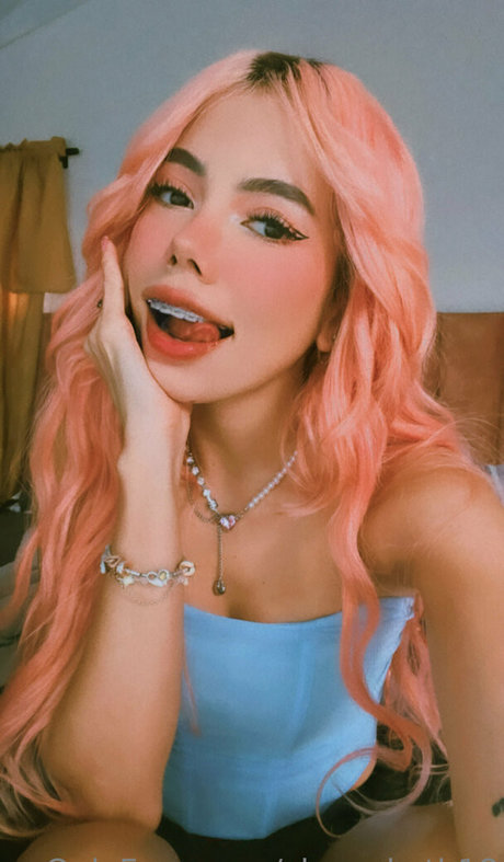 female popular onlyfans nice picture