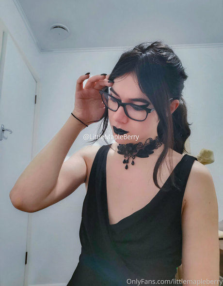 LittleMapleBerry star naked photo