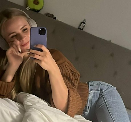 gini frech pretty model galleries