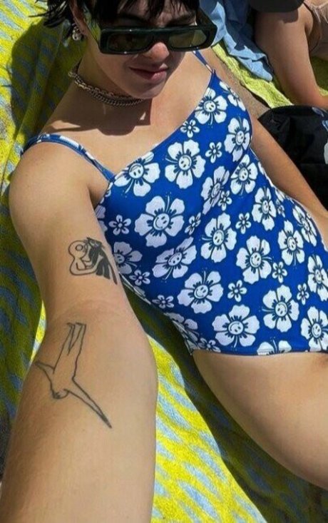 Benee model top photo