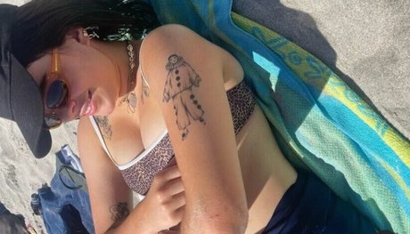 Benee art model pics