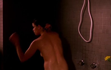 Neve Campbell star erotic picture
